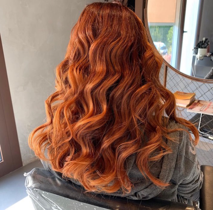 Donna con capelli tinti rosso